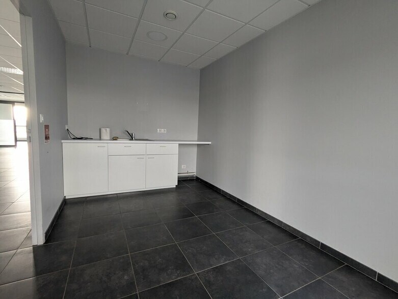 Office in Boos for lease - Interior Photo - Image 2 of 4