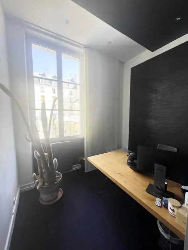 Office in Paris for lease Interior Photo- Image 1 of 3