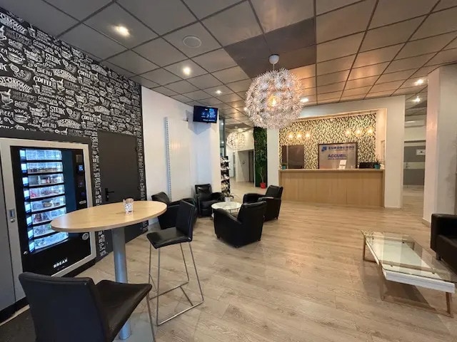 Office in Marseille for lease - Building Photo - Image 2 of 10