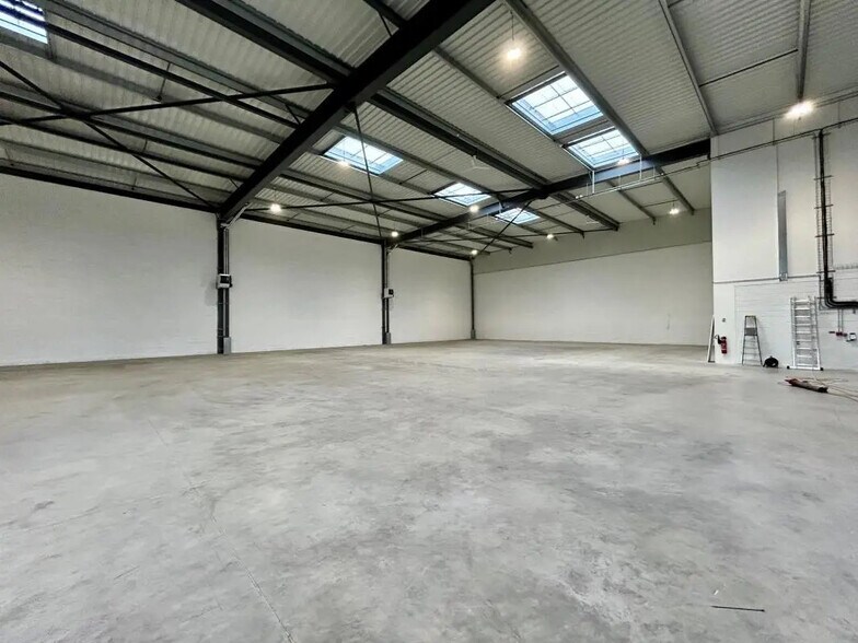 Office in Le Thillay for lease - Interior Photo - Image 1 of 11