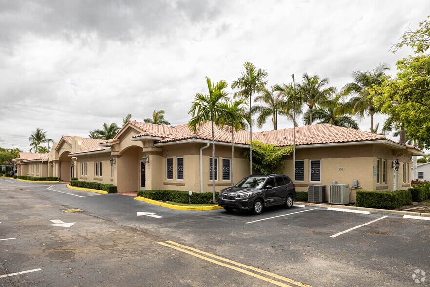650-660 E Hillsboro Blvd, Deerfield Beach, FL for lease - Primary Photo - Image 1 of 11
