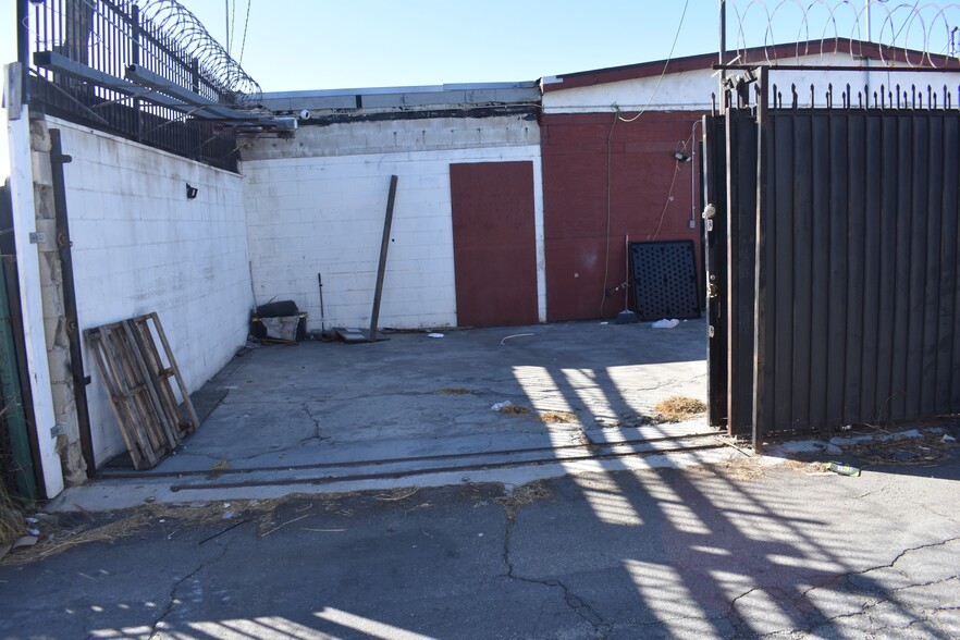 5273-5275 E Washington Blvd, Commerce, CA for lease - Building Photo - Image 3 of 21