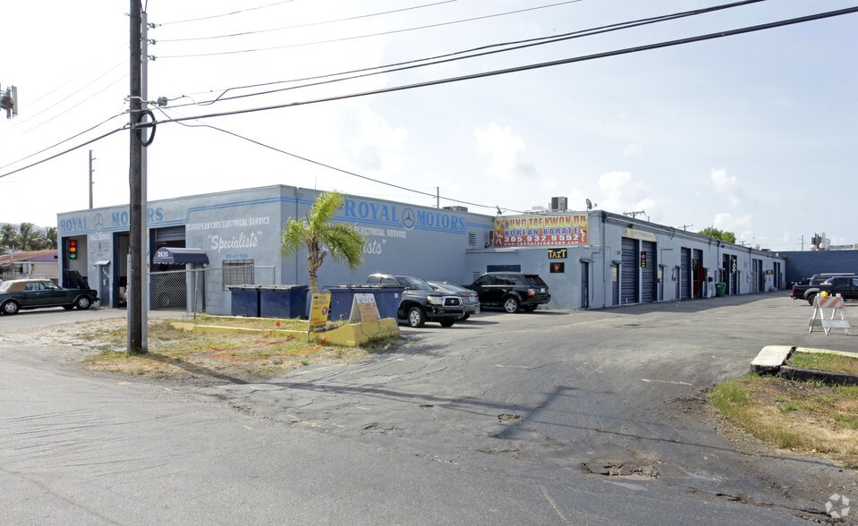 2610-2632 NE 188th St, Miami, FL for lease - Primary Photo - Image 1 of 3