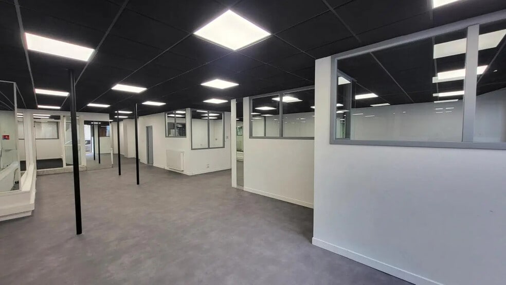 Flex in Montauban for lease - Interior Photo - Image 1 of 2