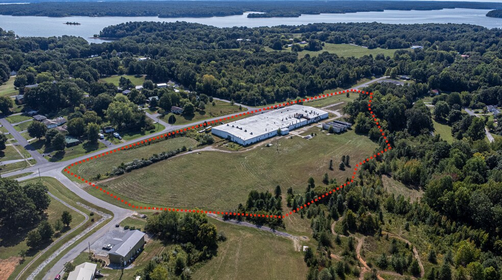 501 Lakeshore Dr, Kuttawa, KY 42055