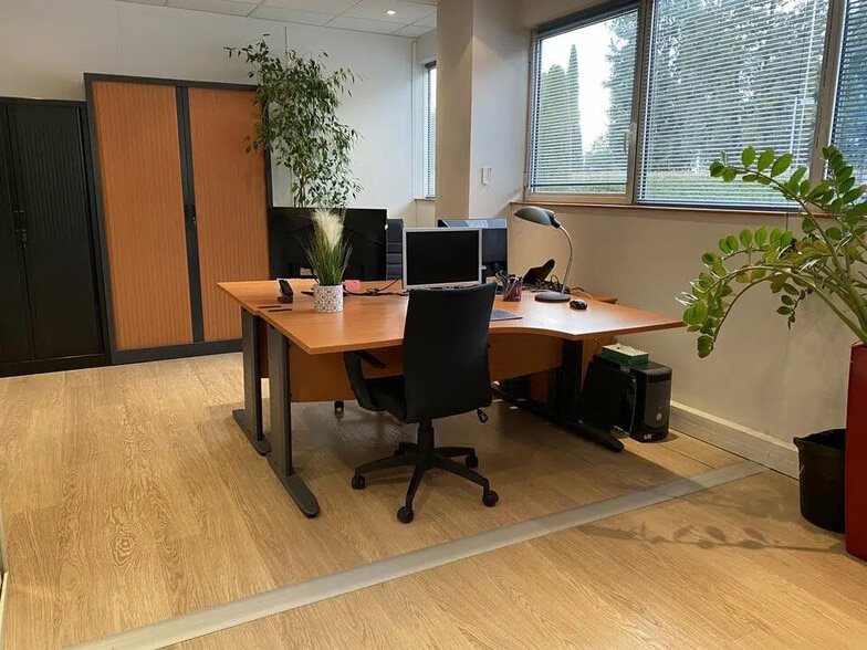 Office in Avignon for lease - Building Photo - Image 3 of 8