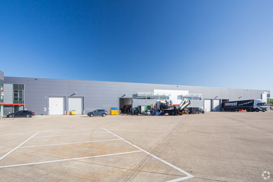 Foxhunter Dr, Milton Keynes for lease - Primary Photo - Image 1 of 3