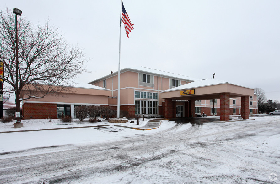 1622 N Broadway, Menomonie, WI for sale - Primary Photo - Image 1 of 1