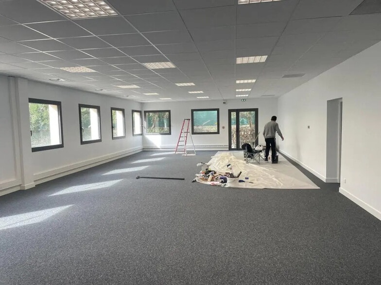 Office in Aubagne for lease - Interior Photo - Image 2 of 5
