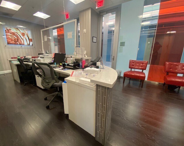 21550 Biscayne Blvd, Aventura, FL 33180 The Red Tower