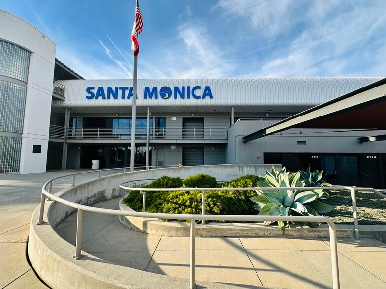 3221 Donald Douglas Loop S, Santa Monica, CA for lease - Building Photo - Image 1 of 6