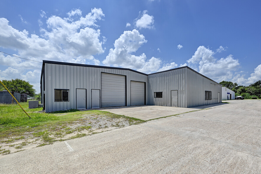 11737 N Highway 75, Willis, TX for lease - Building Photo - Image 1 of 40