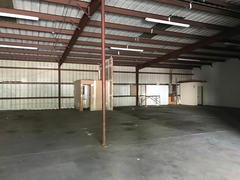 8945 N. Fk. Drive, North Fort Myers, FL for lease - Building Photo - Image 3 of 5