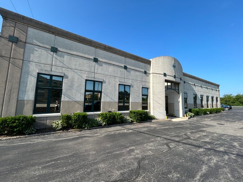 747 Lake Cook Rd, Deerfield, IL for lease - Building Photo - Image 3 of 9