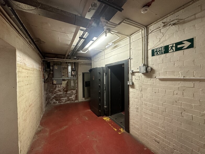 2 Market Pl, Cirencester for sale - Interior Photo - Image 3 of 10