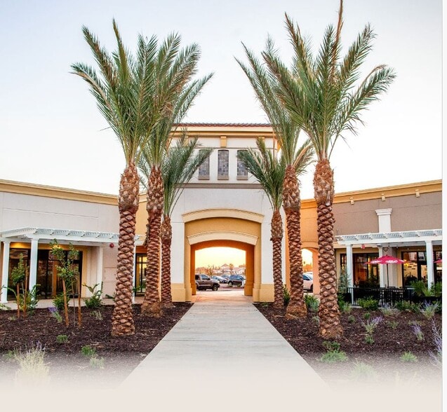 SWC Shaw & Leonard, Clovis, CA for lease - Building Photo - Image 2 of 3