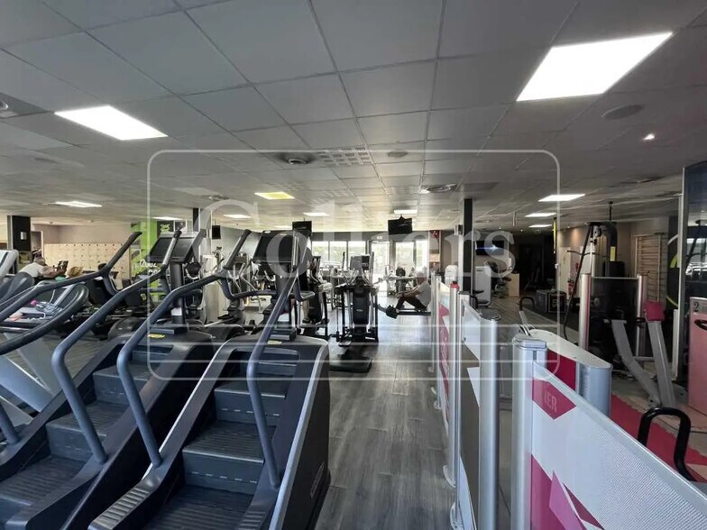 Retail in Éguilles for lease - Building Photo - Image 2 of 8