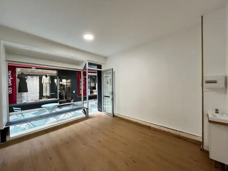 Retail in Tours for lease - Interior Photo - Image 3 of 4