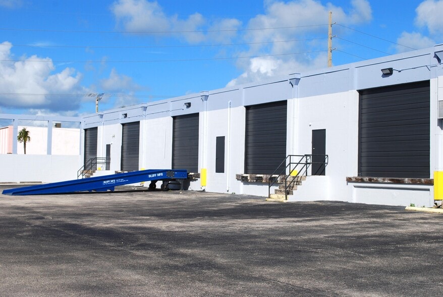 1100 25th St, West Palm Beach, FL for lease - Building Photo - Image 3 of 12