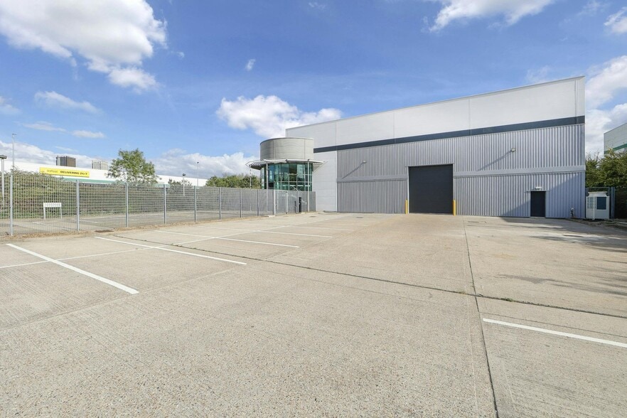 Twelvetrees Cres, London for lease - Building Photo - Image 3 of 8