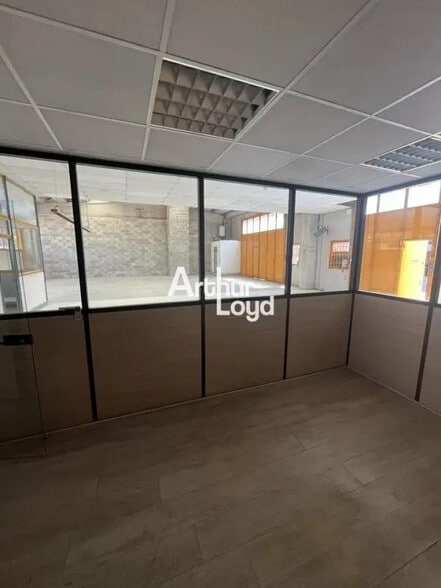 Flex in Antibes for lease - Interior Photo - Image 3 of 5