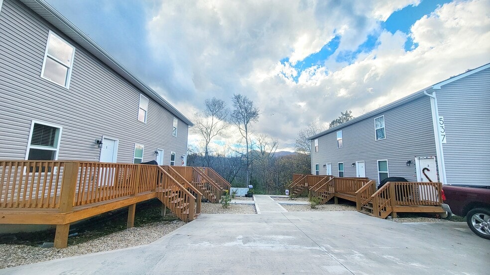 19 Unit Complex w High Growth Potential portfolio of 2 properties for sale on LoopNet.com - Building Photo - Image 2 of 17