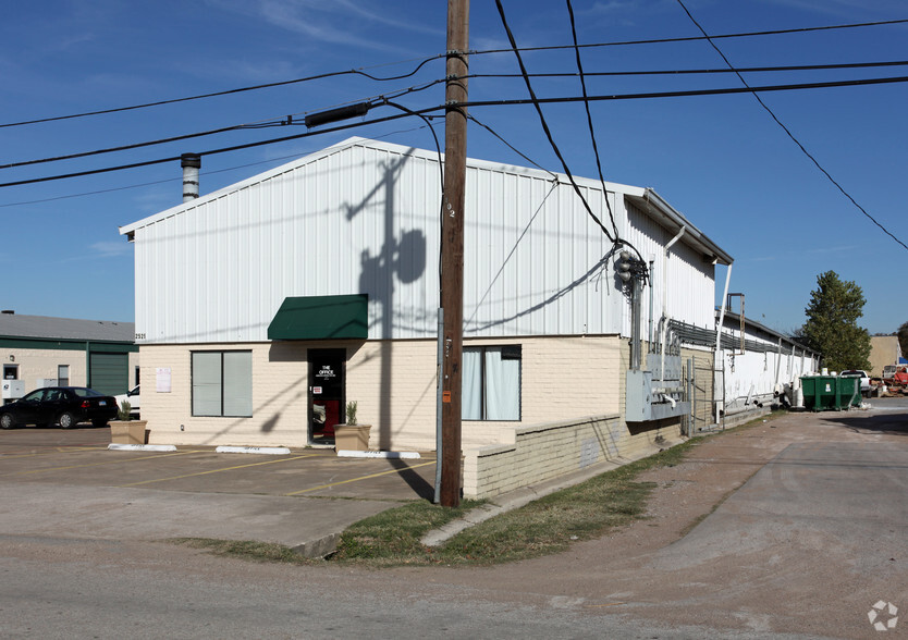 2529 Merrell Rd, Dallas, TX for lease - Building Photo - Image 3 of 3