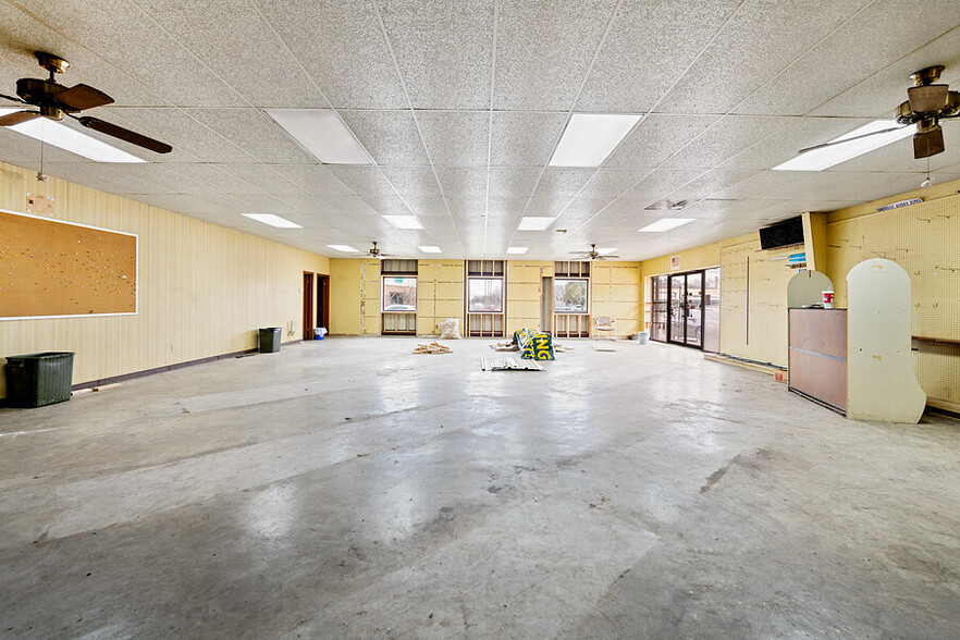 704 W University Ave, Georgetown, TX for lease - Building Photo - Image 3 of 27