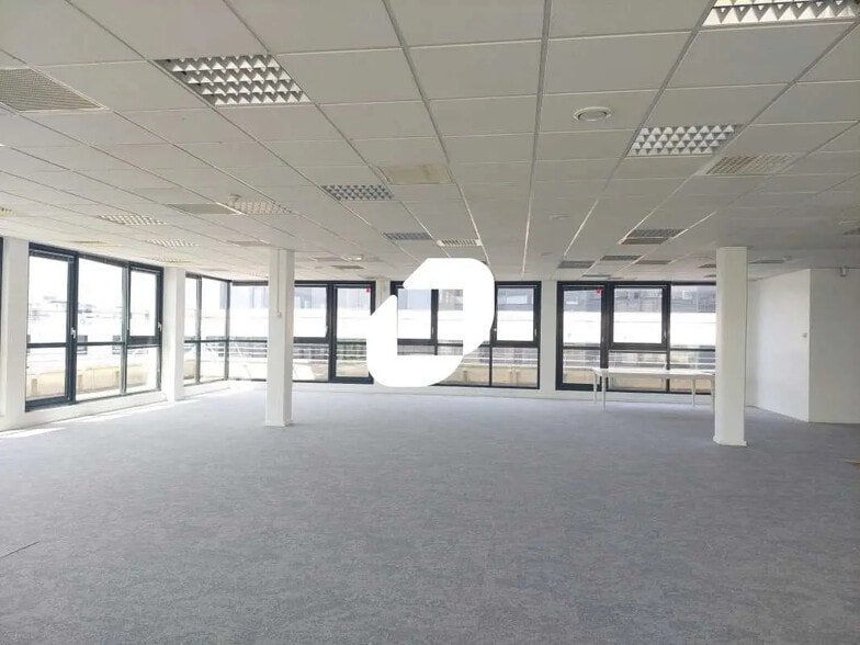 Office in Guyancourt for lease - Building Photo - Image 2 of 16