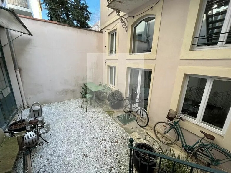 Office in Lyon for lease - Building Photo - Image 2 of 12