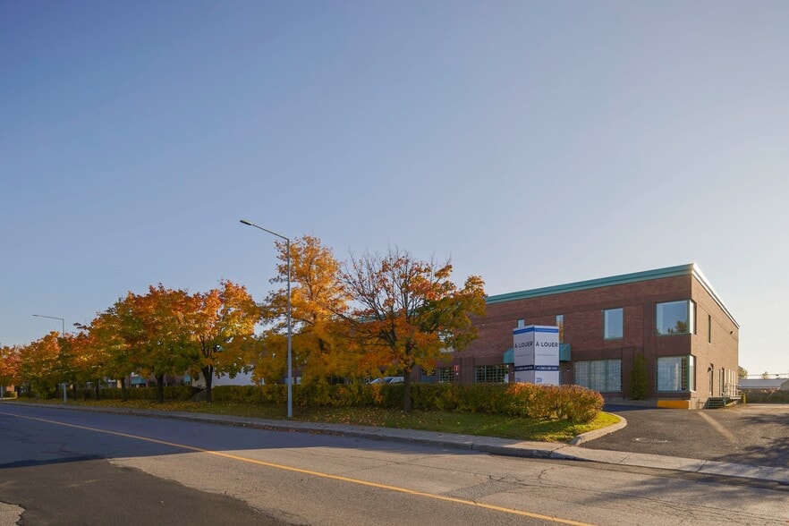 874-896 Rue Jean-Neveu, Longueuil, QC for lease - Building Photo - Image 2 of 16