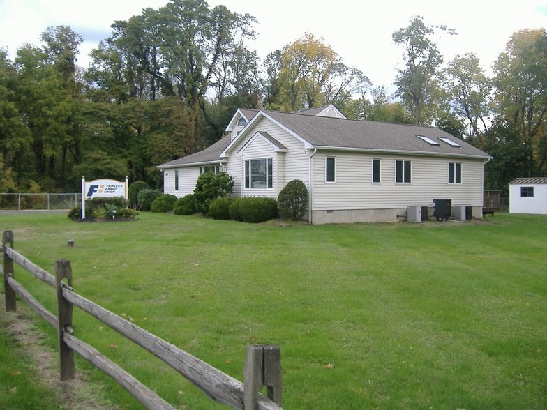 1900 S Pennsylvania Ave, Morrisville, PA for lease - Primary Photo - Image 1 of 6
