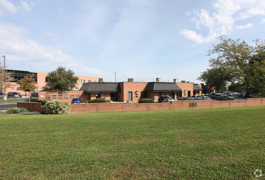 250 Wyecroft Rd, Oakville, ON for lease - Primary Photo - Image 1 of 2