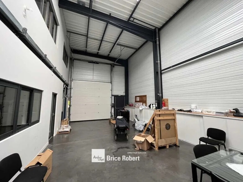 Flex in Sathonay-Camp for lease - Interior Photo - Image 2 of 5