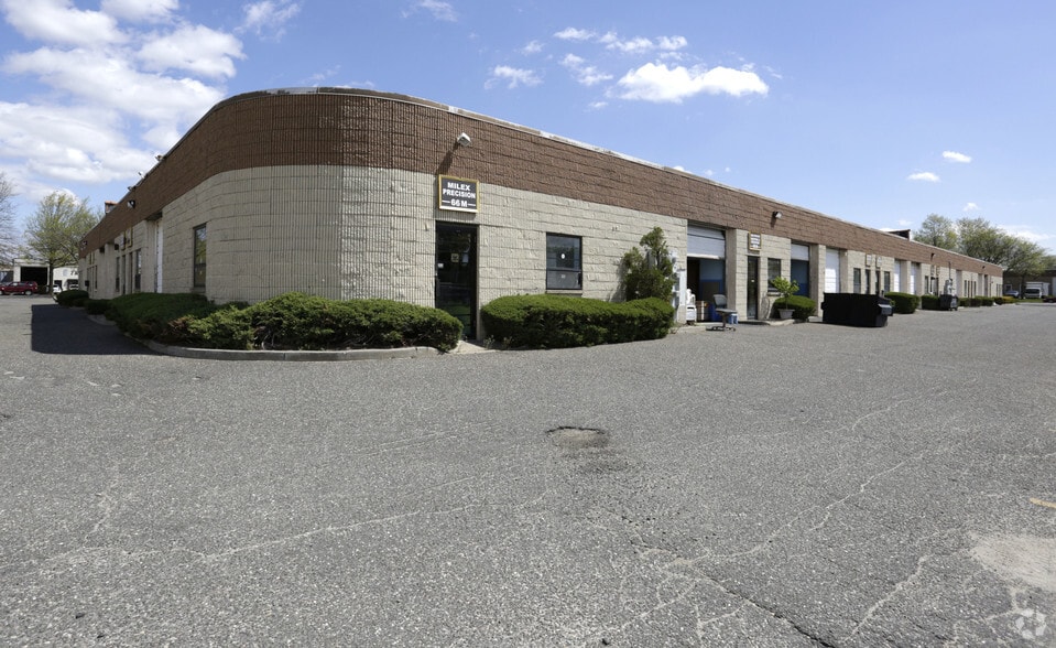 66 S 2nd St, Bay Shore, NY for lease - Building Photo - Image 1 of 5