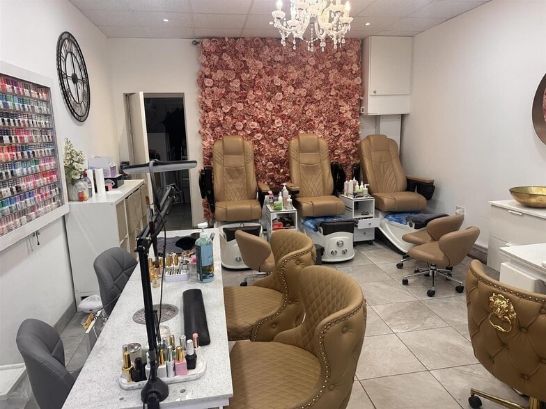 20 Stoneleigh Broadway, Epsom for sale - Interior Photo - Image 2 of 7