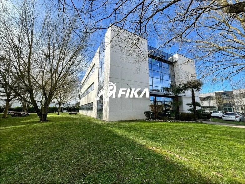 Office in Toulouse for lease - Building Photo - Image 1 of 12