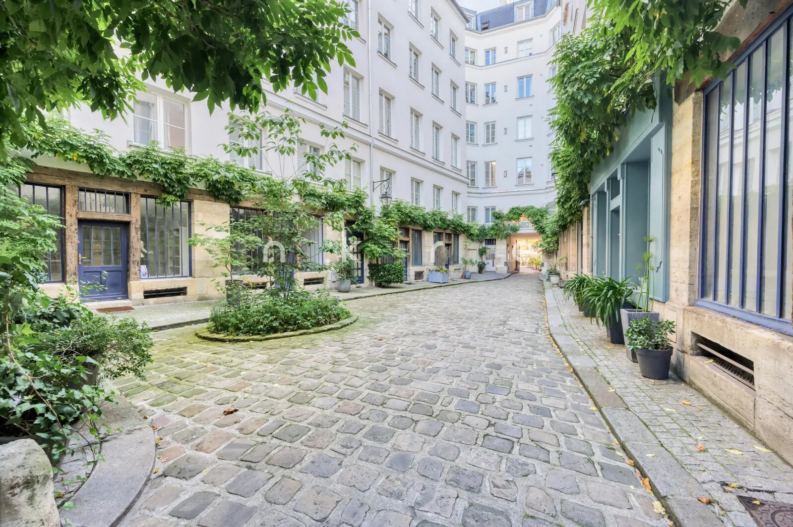 Office in Paris for sale Building Photo- Image 1 of 9