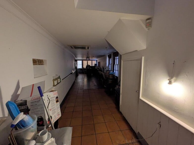 176 High St, Guildford for lease - Building Photo - Image 2 of 4