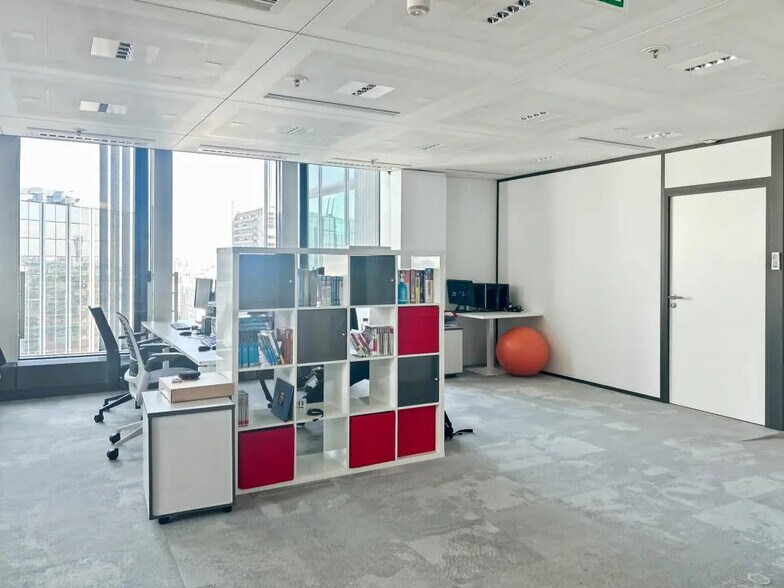 16 Place De L'Iris, Courbevoie for lease - Building Photo - Image 3 of 31