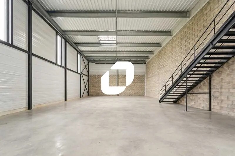 Flex in Éragny for lease Interior Photo- Image 1 of 19