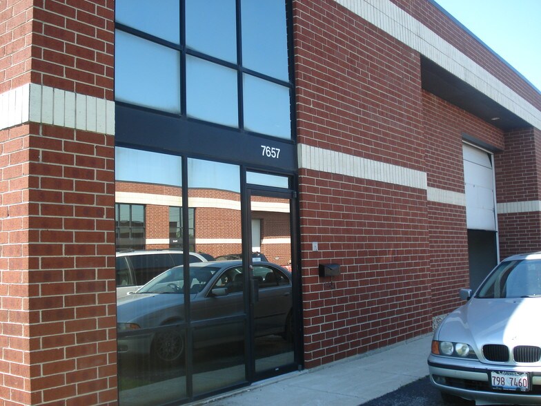 7647 W 100th Pl, Bridgeview, IL for sale - Primary Photo - Image 1 of 1