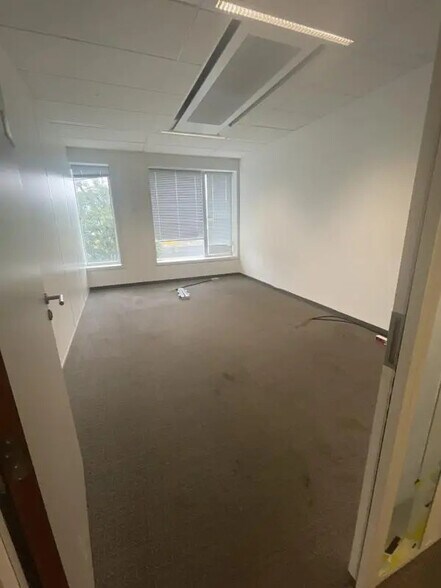 Office in Nanterre for lease - Interior Photo - Image 2 of 38
