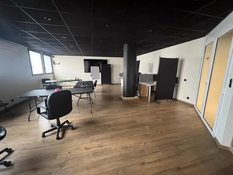 Office in Antibes for lease - Interior Photo - Image 2 of 11