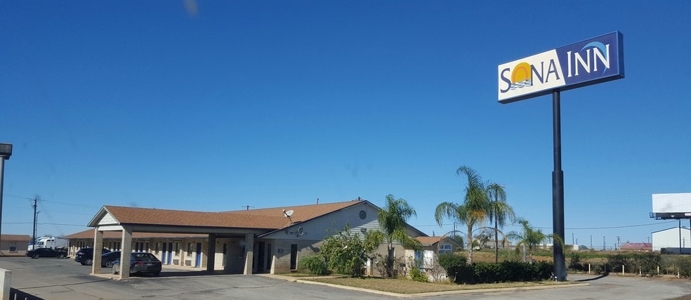 16222 S Interstate Highway 35, Dilley, TX for sale - Primary Photo - Image 1 of 1