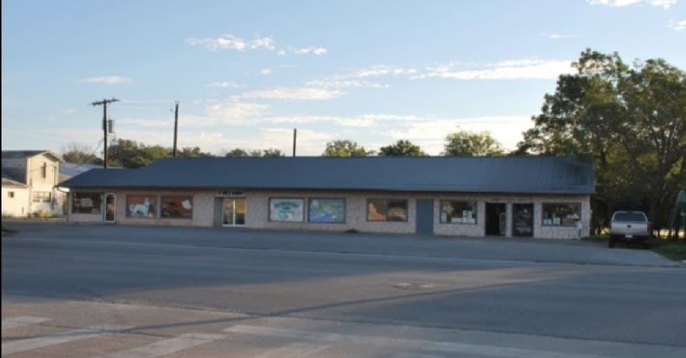 305-323 N Main St, Boerne, TX for lease - Building Photo - Image 1 of 8