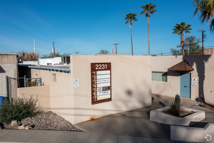 2201 N Indian Ruins Rd, Tucson, AZ for lease - Building Photo - Image 1 of 3