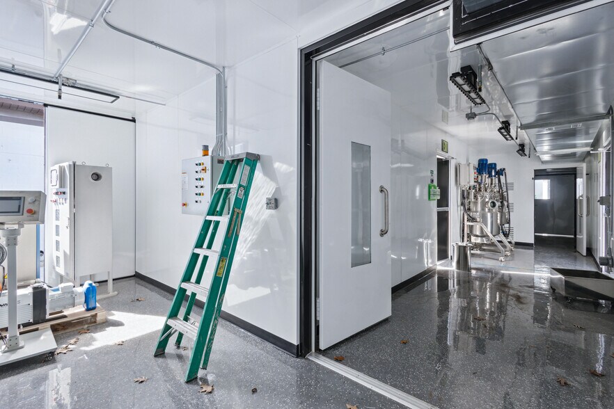 635 Franklin St, Constantine, MI for sale - Interior Photo - Image 2 of 15