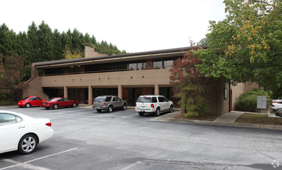 1549 Clairmont Rd, Decatur, GA for lease - Building Photo - Image 1 of 8