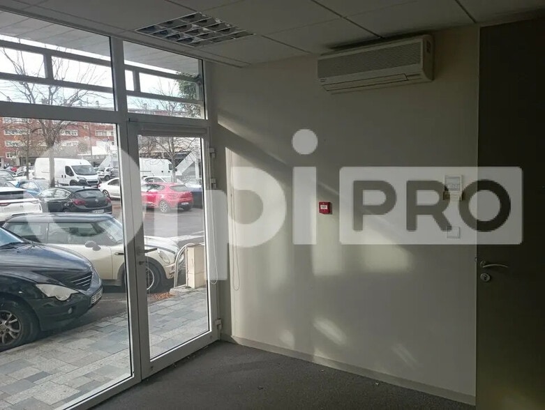 Retail in Tinqueux for lease - Interior Photo - Image 2 of 6